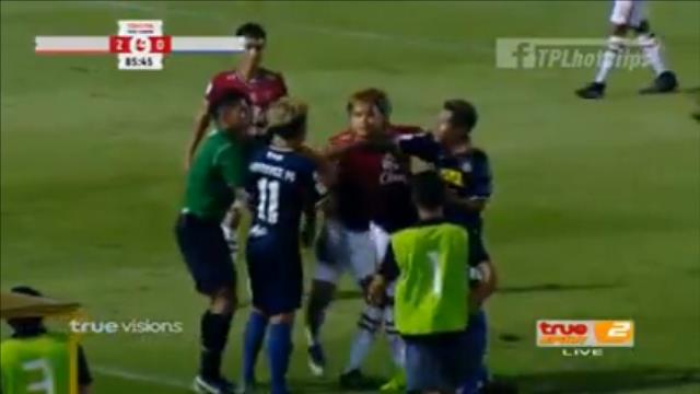 VIDEO: Trọng tài đuổi nhầm người khiến trận đấu náo loạn ở Thái League