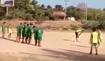 VIDEO: Xuất hiện 'thánh' sút phạt quay lưng với khung thành