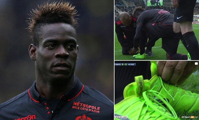 Cả đội sốt ruột vì màn buộc dây giày vụng về của Balotelli