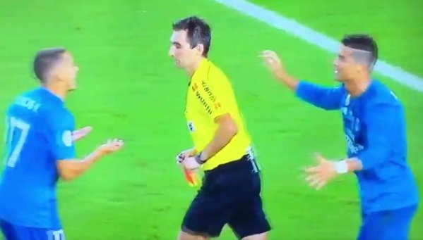 Hành động bất ngờ của Ronaldo khi phải nhận thẻ đỏ vs Barca