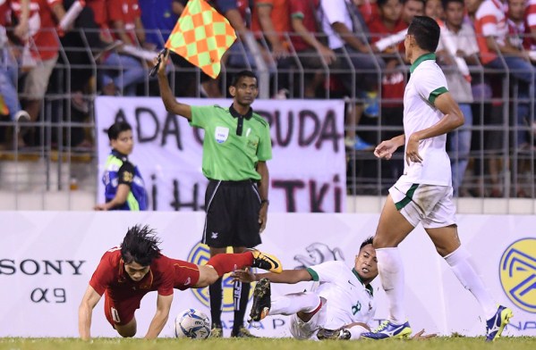 VIDEO: Những pha bỏ bóng đá người của U22 Indo vs U22 Việt Nam