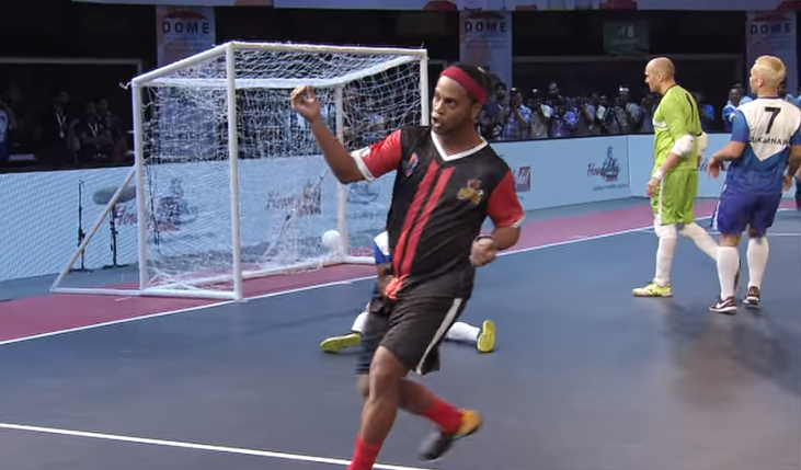 VIDEO: Cú poker của Ronaldinho trên sân futsal