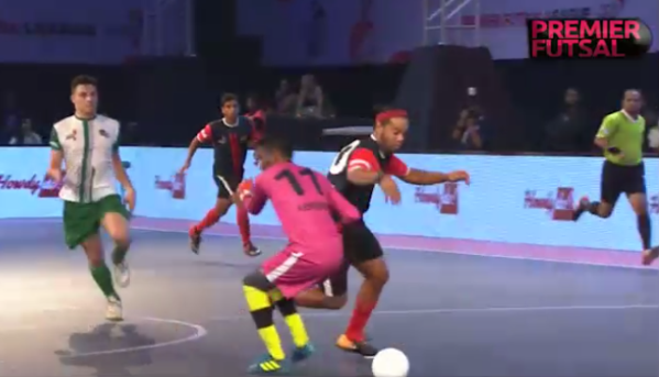 VIDEO: Ronaldinho lập hattrick giúp đội nhà ngược dòng khó tin