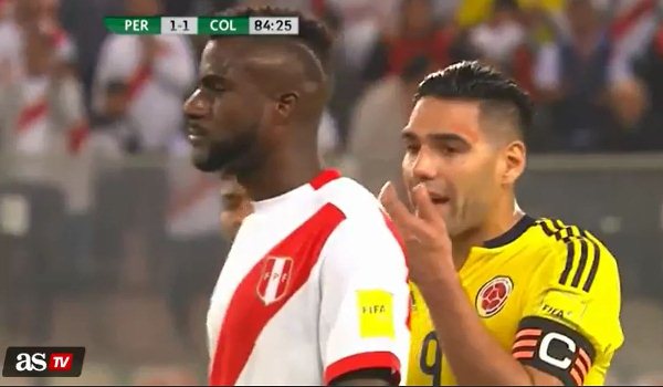 VIDEO: Màn câu giờ kinh điển trận Peru - Colombia