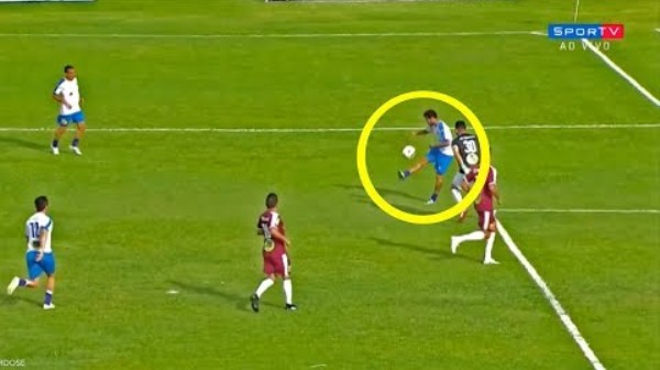 VIDEO: Neymar ngẫu hứng ghi bàn cực đỉnh ở Brazil