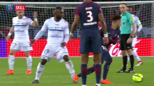 Pha xử lý của Neymar khiến đối phương buông xuôi đứng nhìn