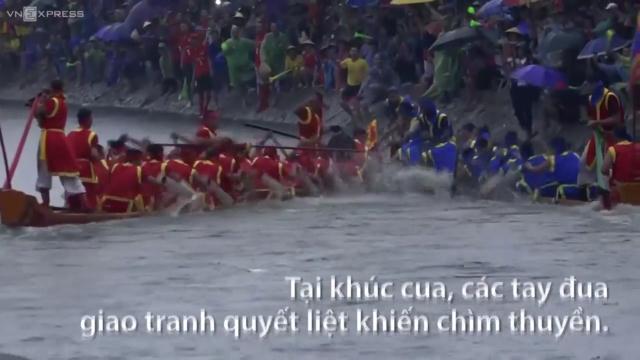 Giao tranh quyết liệt, 2 thuyền bị chìm trong hội bơi Đăm ở Hà Nội