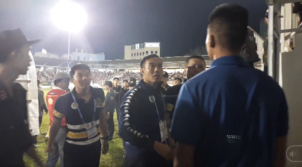 VIDEO: HLV Chu Đình Nghiêm nổi xung sau trận HAGL - Hà Nội