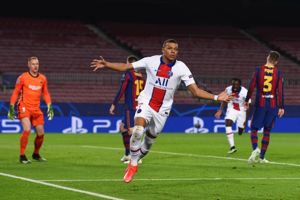 Tin bóng đá HOT 17/2: Mbappe đánh sập Camp Nou, sao MU cam kết tương lai