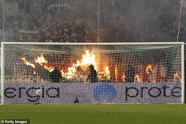 VIDEO: Khán đài rực lửa trong trận Derby lớn nhất Hy Lạp
