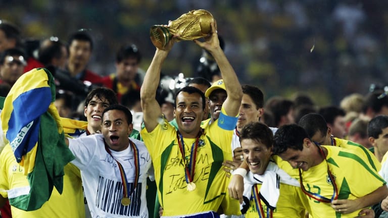 Không ăn chơi, nhà vô địch World Cup 2002 vẫn lâm vào cảnh mất nhà mất cửa