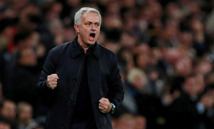 Mourinho lại 'gây bão' với hành động xấu xí đầu năm mới 