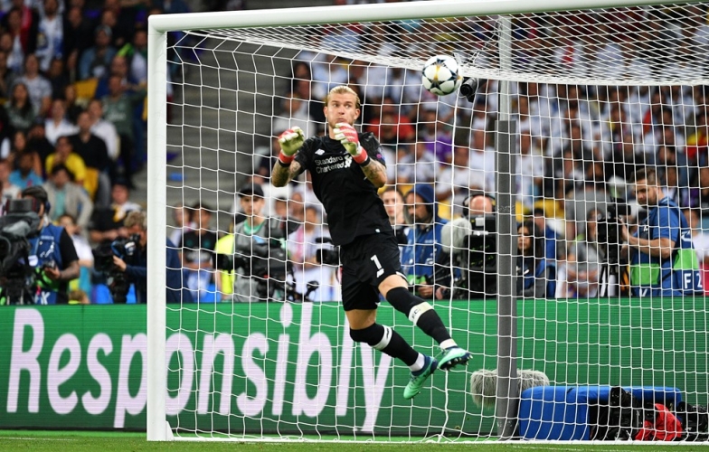 VIDEO: Karius lại làm trò cười trên đất Thổ