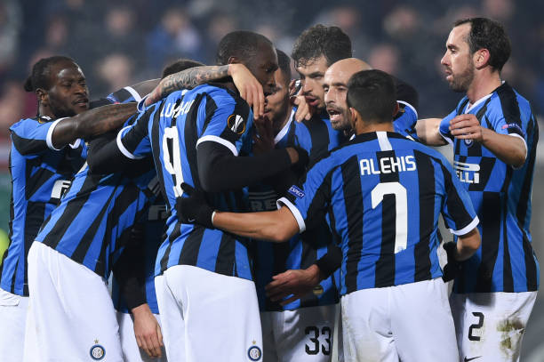 Lukaku tỏa sáng muộn màng, Inter đặt 1 chân vào vòng 1/8