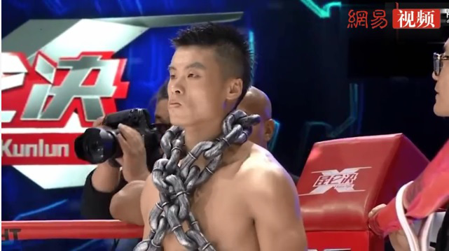 Đeo tạ xích sắt dọa đối thủ, võ sĩ Trung Quốc vẫn no đòn