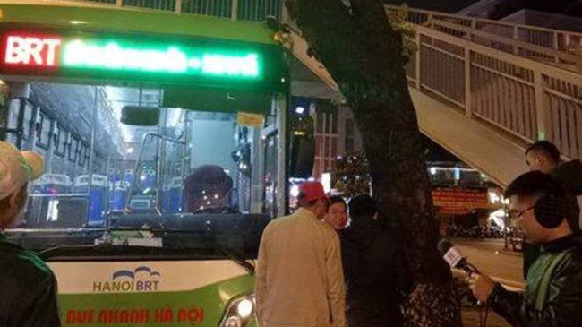 Buýt nhanh BRT 'phi đầu' vào gốc xà cừ
