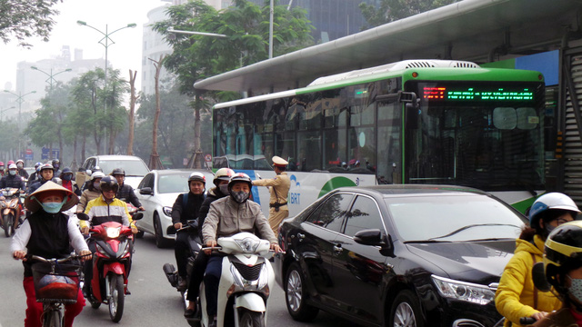 Ngày ra quân xử phạt lấn làn buýt nhanh BRT: 76 trường hợp vi phạm, tước 10 bằng lái