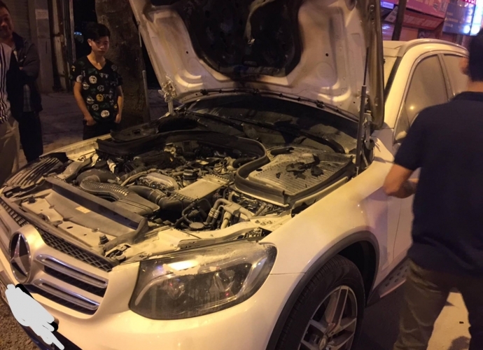 Video: Mercedes-Benz GLC bất ngờ bốc cháy động cơ tại Hà Nội