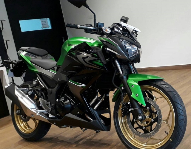 Naked bike giá rẻ Kawasaki Z250 2017 xuất hiện tại đại lý