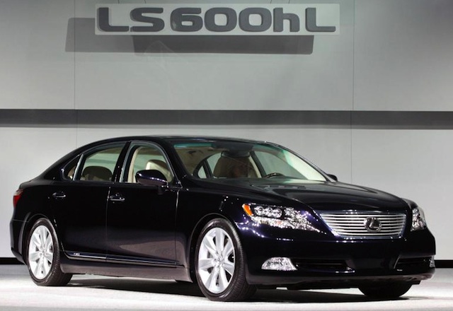 Xe sang Lexus giảm 200 triệu, Volkswagen giảm 260 triệu