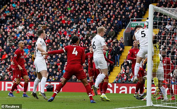 VIDEO: Burnley ghi bàn từ chấm phạt góc vào lưới Liverpool