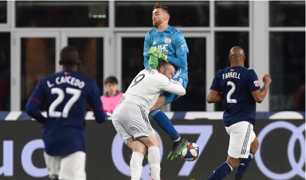 VIDEO: Rooney bị phạm lỗi kinh hoàng tại giải Nhà nghề Mỹ