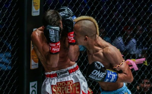 VIDEO: Võ sĩ Trung Quốc tung 'cơn mưa' đòn đạp và đấm hạ knock-out đối thủ