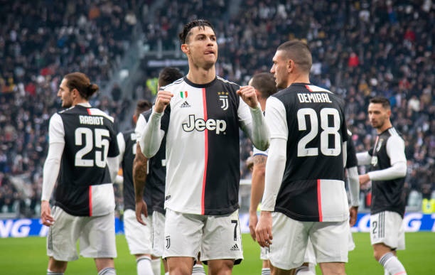 Ronaldo lập cú đúp, Juventus vươn lên dẫn đầu bảng Serie A