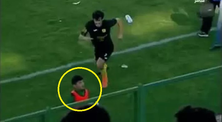 Cậu bé nhặt bóng bị đánh vì ném giày cầu thủ lên khán đài