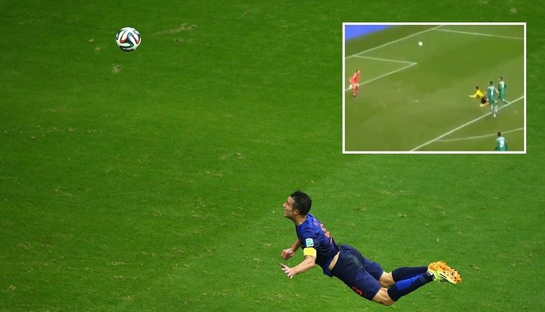 VIDEO: Siêu phẩm đánh đầu kinh điển của Van Persie tái hiện tại Nga