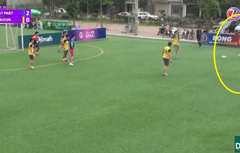 VIDEO: Siêu phẩm của Roberto Carlos tái hiện trên sân phủi Việt Nam
