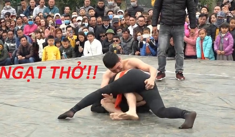 Nữ đô vật xinh đẹp thách đấu trai làng và cái kết ngạt thở