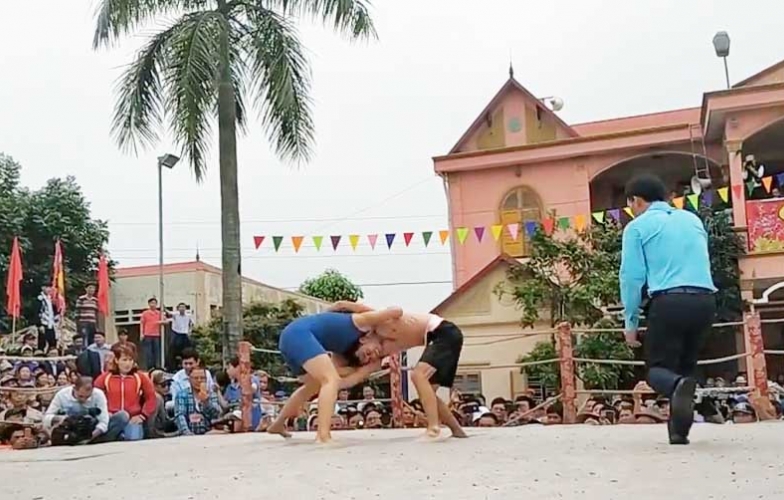 Nữ đô vật chuyên nghiệp thách đấu trai làng và cái kết ngỡ ngàng