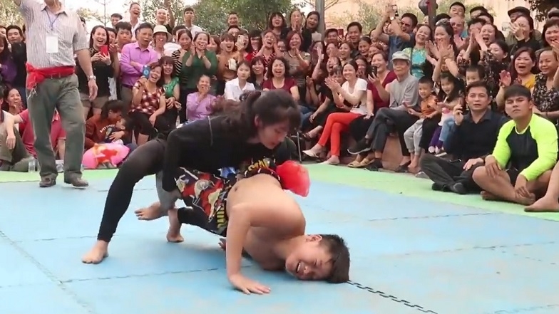 VIDEO: Nữ đô vật xinh đẹp thách đấu trai làng và cái kết khó tin