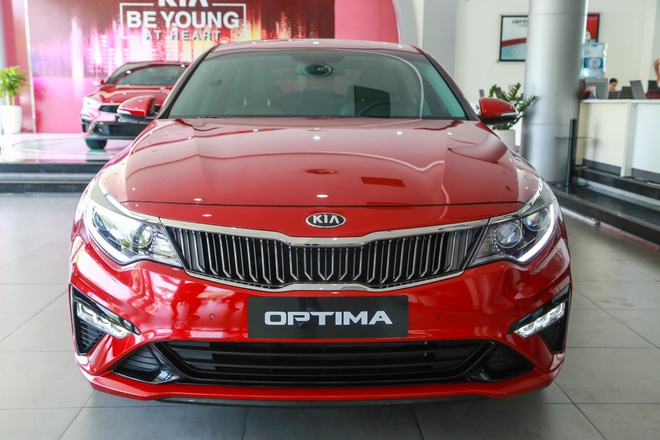 Giá Kia Optima giảm sâu tới gần trăm triệu, đấu Toyota Camry