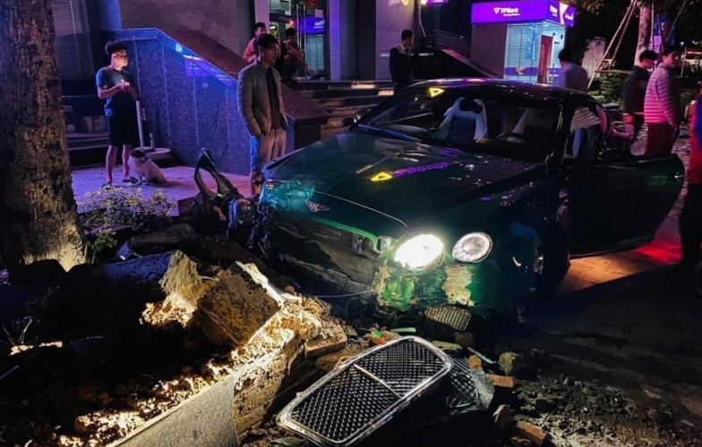 Siêu xe Bentley giá chục tỷ nát bét sau cú va chạm với 'cây'