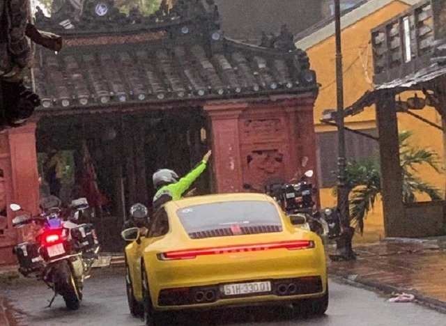 'Bức xúc' đoàn xe sang ngó lơ biển cấm, đi thẳng vào phố cổ Hội An