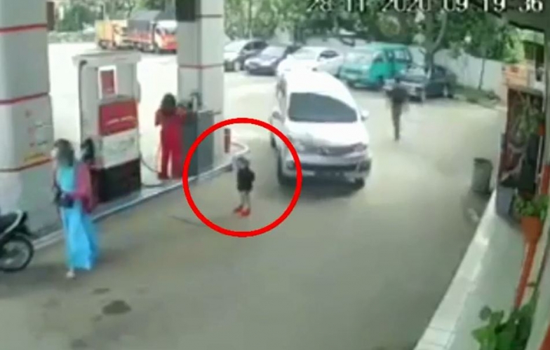 'Hú hồn' em bé bị cuốn vào gầm xe tải khi đứng chờ đổ xăng