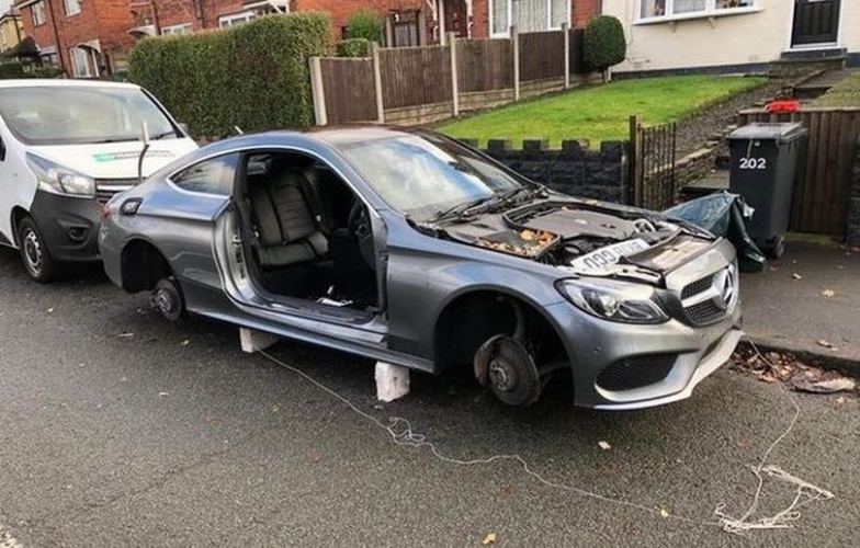 Chiếc Mercedes bị trộm phụ kiện, chỉ còn 'cái xác' sau 1 đêm