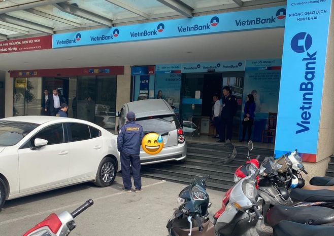 Hà Nội: Ô tô 'phi' thẳng lên sảnh, mắc kẹt ở bậc thang