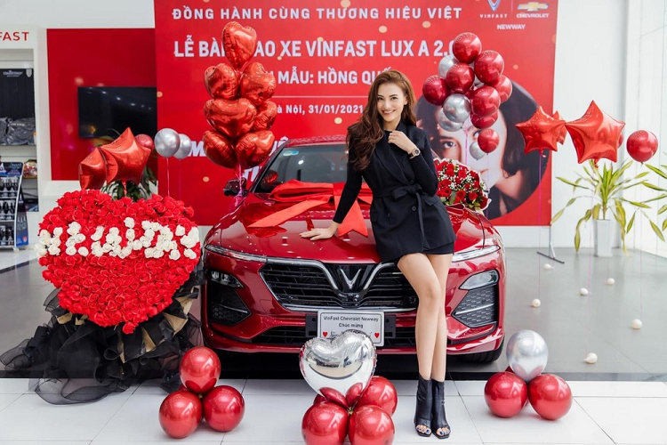 Siêu mẫu Hồng Quế 'rước' VinFast Lux A2.0 về chơi Tết