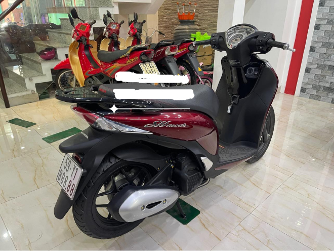 SH Mode biển ngũ quý 8 'hét' giá ngang xe ô tô