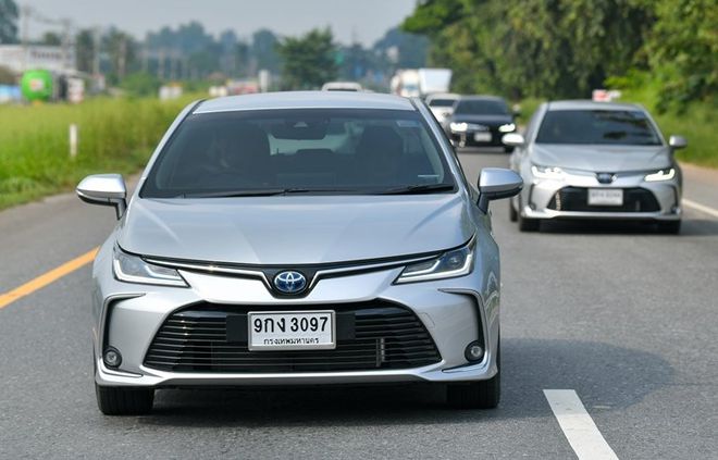 Toyota Corolla Altis 2021 sắp về nước, 'cứu vớt' đời cũ ế ẩm