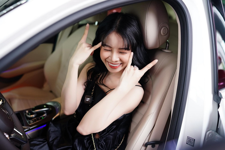 Nữ DJ 'hot' của Rap Việt tậu Mercedes C200 tiền tỷ
