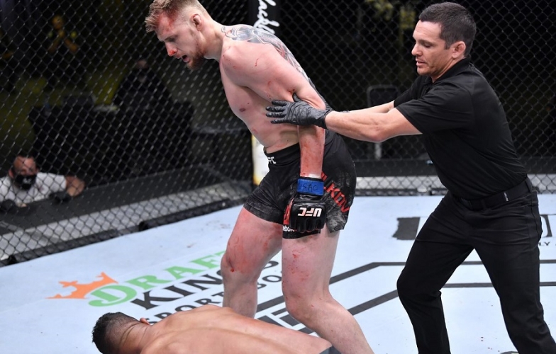 Alexander Volkov chôn vùi giấc mơ trở lại của Alistair Overeem