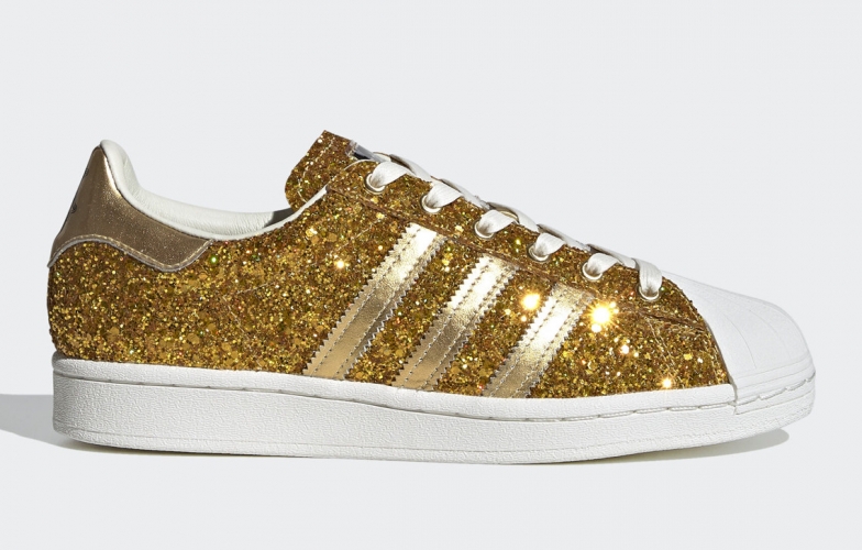 Adidas 'chơi lớn' với giày superstar mạ vàng 24K