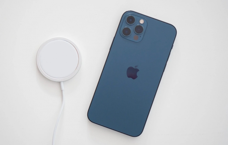 Chỉ 3 tiếng chơi game iPhone 12 Pro đã hết pin