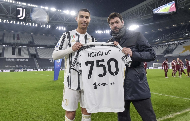C. Ronaldo nhận quà 'đặc biệt' mừng bàn thắng thứ 750