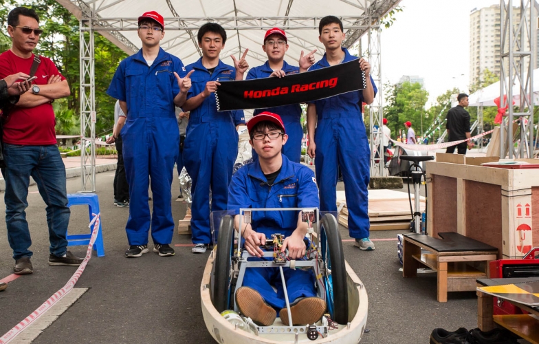 Bạn trẻ Nhật Bản chia sẻ bí quyết trong chế tạo xe tiết kiệm nhiên liệu