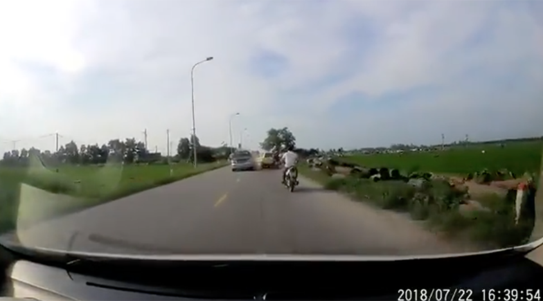 Lái xe không tỉnh táo, ô tô gây tai nạn liên hoàn